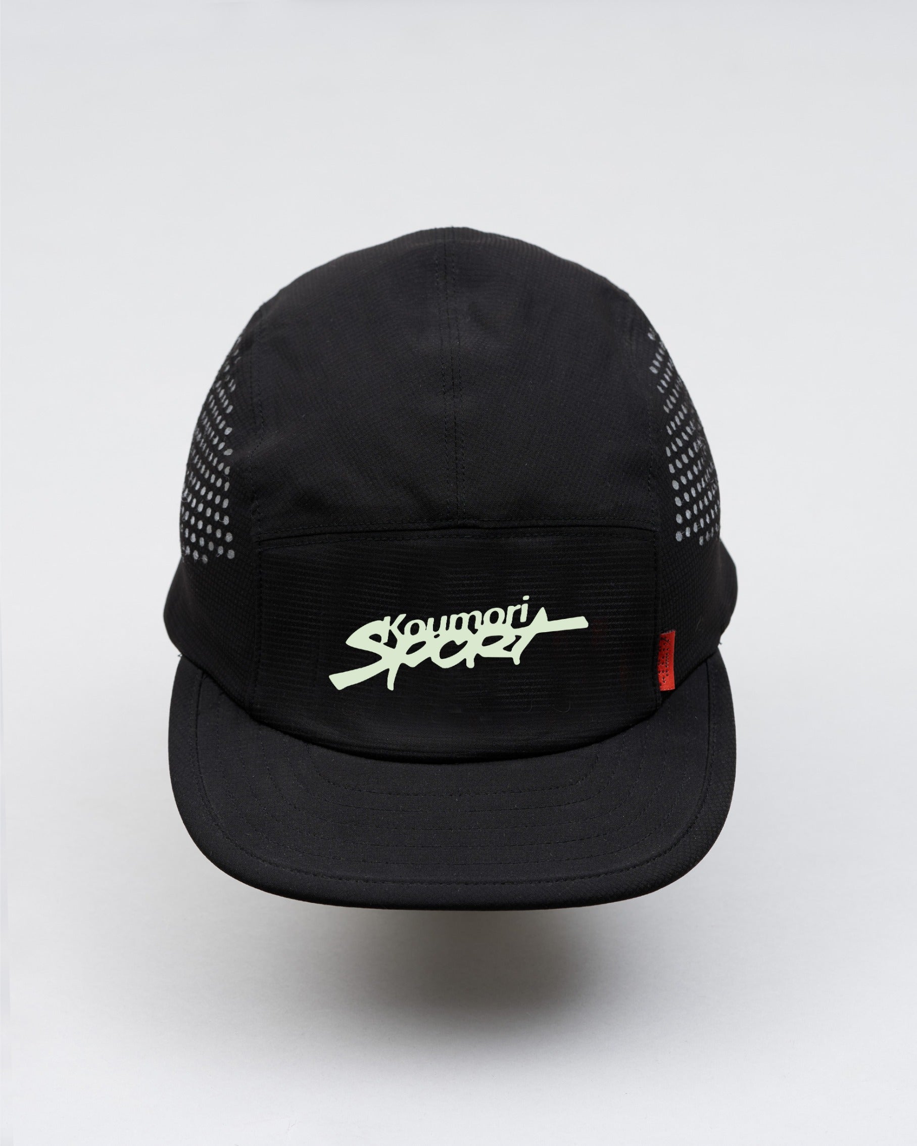 Gorra deportiva Koumori negra con corte láser