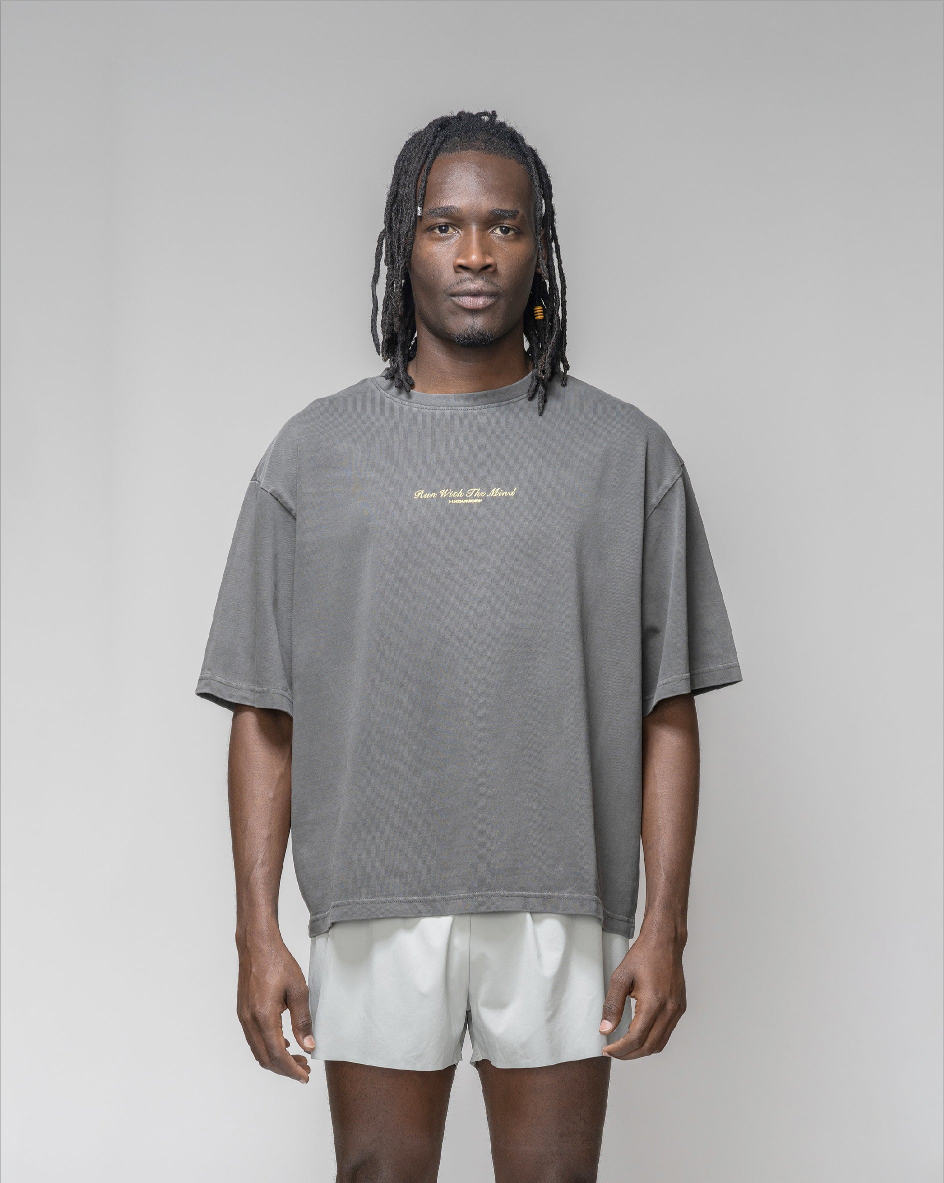 Camiseta con eslogan Boulder teñida en prenda